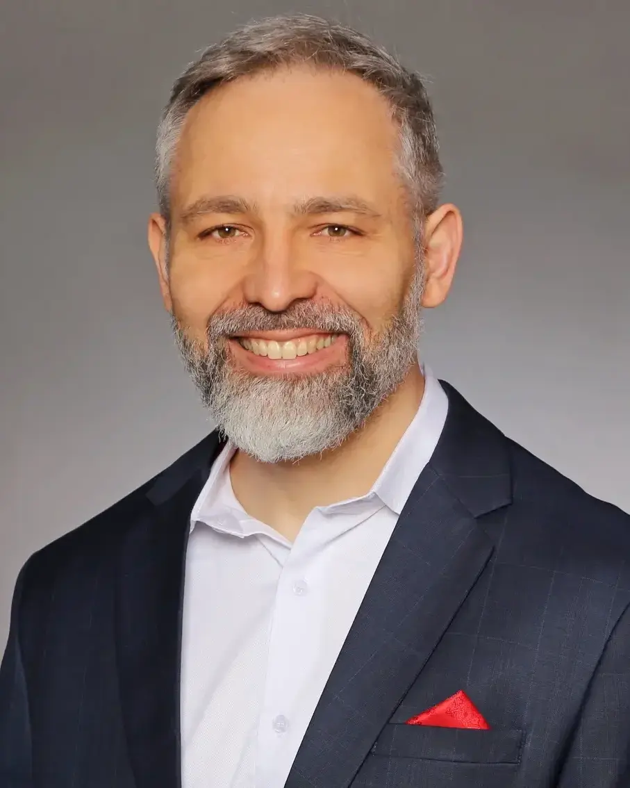 Markus Hickmann, Gründer von BridgeWise Consulting, in einer Industriehalle